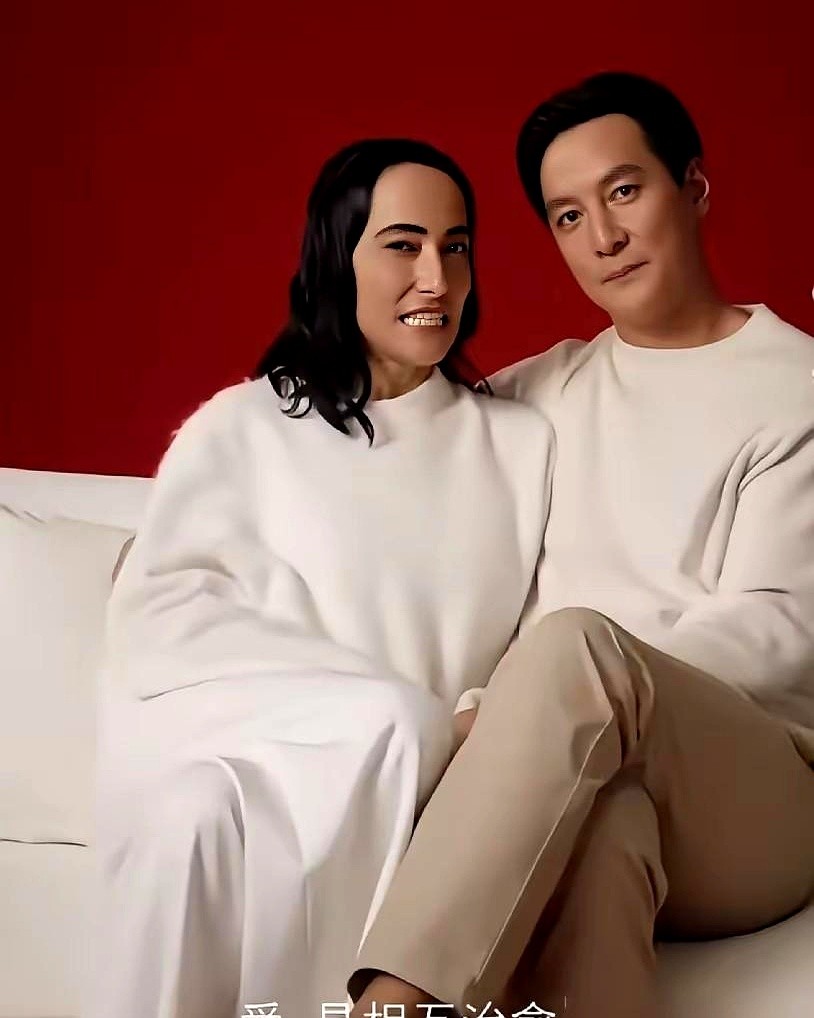 看了吴彦祖夫妻的近照，不少人愣是没认出他老婆。

当年那个明艳动人的混血名模，如今剪了极短的头发，素颜出镜，眉眼轮廓硬朗得像个帅小伙。网友把俩人的照片拼在一起，连挑眉的角度、下颌的线条都严丝合缝，活脱脱成了“孪生兄弟”。

大家调侃这是“得到了男神，交出了美貌”。其实哪有那么多玄学，天天吃一锅饭、对