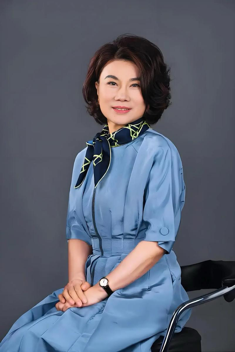 霸道总裁董大姐说：“女人一生最硬的底牌，不是漂亮、有钱或嫁得好，而是无论发生什么