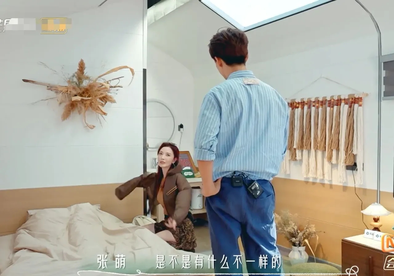 马天宇在新播的综艺《后会友期》里，当面跟张萌提起了删微信的旧事。他因为对方一句话记了好几年，张萌坐在对面皱着眉想了半天，完全没印象自己说过这话。俩人对着同一段过往，一个攥着心结，一个毫无记忆，场面没什么火药味，就是看着莫名让人戳心。
 
我昨天刷到这段片段的时候，反复看了两遍，觉得这事真的太像现实里