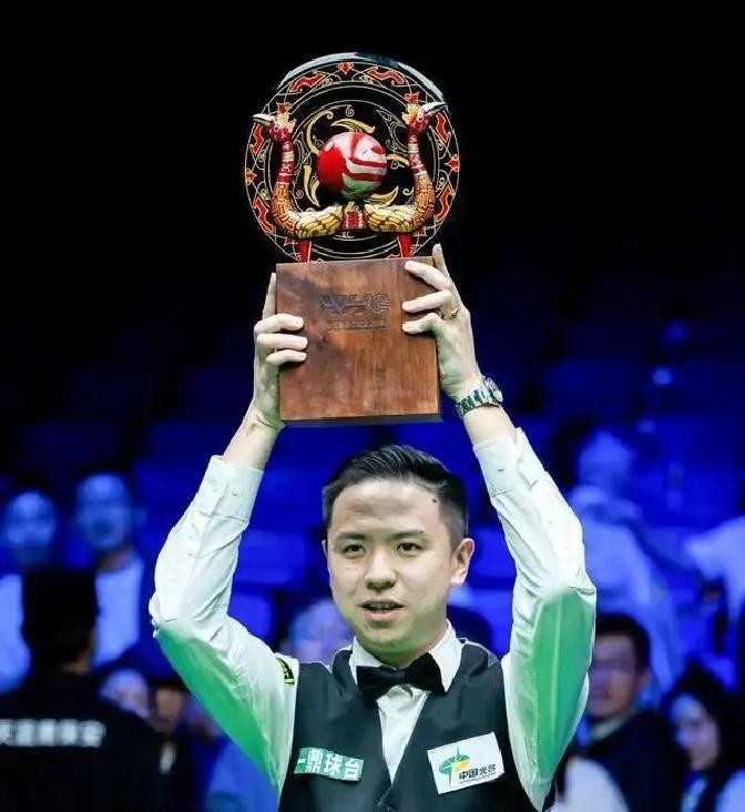 赵心童这回是真的把话题打热了，武汉公开赛打到16强，他和肖国栋、斯佳辉、庞俊旭、常冰玉一起把中国队人数顶到了5个
今天8强战一开打，14点和19点两拨比赛，场场都是硬仗，赵心童晚上对巴里·霍金斯，肖国栋碰克里斯·韦克林，这两场最让人捏把汗
更有意思的是，外界一边看比赛，一边开始盯着赵心童的排名变化，