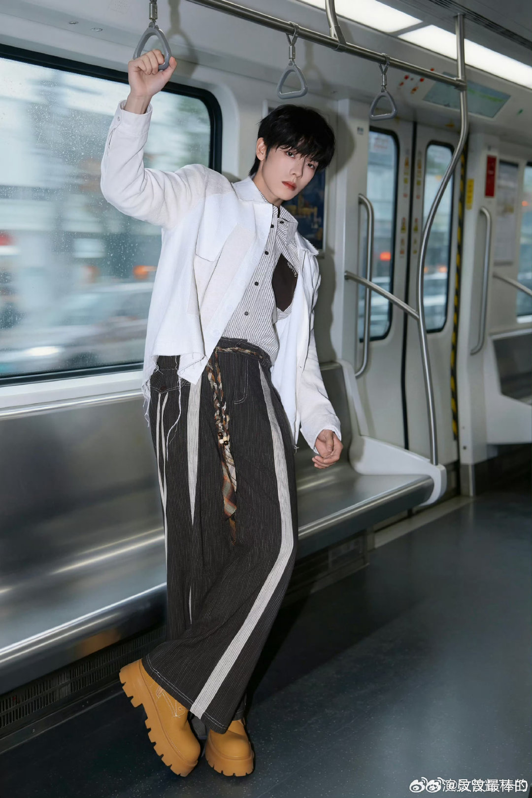 #曾辉[超话]##曾辉哽咽#直播里曾辉因为舞台表现满心遗憾红了眼眶，别太苛责自己，你已经足够努力了，加油[努力]#曾辉直播哭了# ​