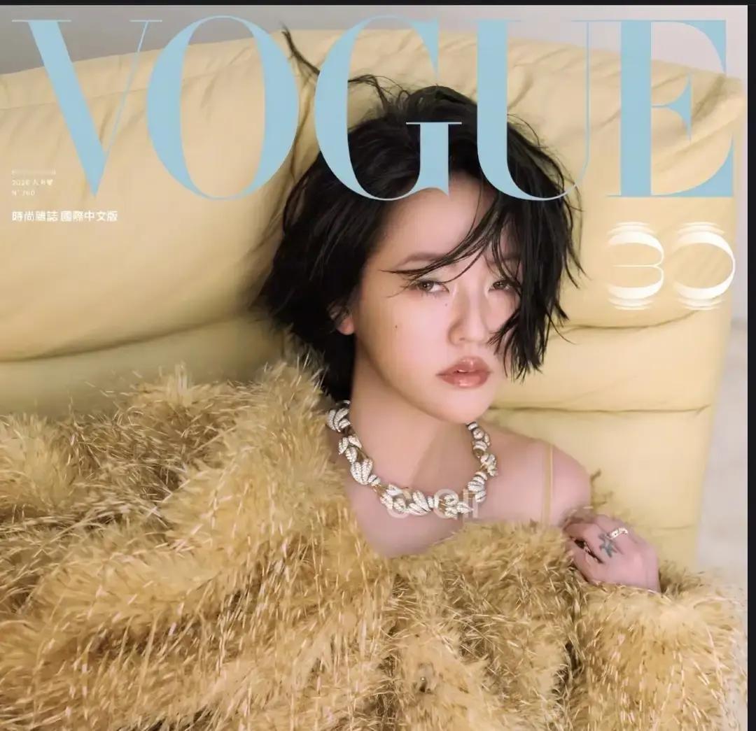 48岁的小S，2026年9月单独登VOGUE金九封面，带的不是大S，是许曦文和许韶恩。大S和她的上一次同登，是2017年9月。

大S走后，圈里人等着看小S笑话。她手里那档《小姐不熙娣》，被传要停掉。有人算过，大S在的时候，小S一年接的时尚资源，七成是姐姐带出来的。没了这根拐杖，她撑不过一年。

两