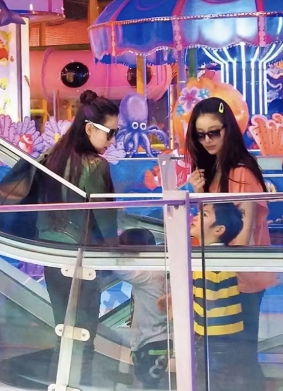 林心如与张柏芝母子逛街旧照，又美又飒