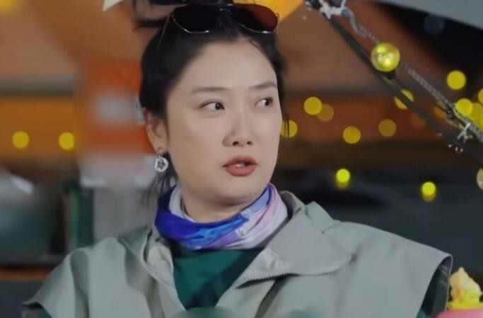 当年曾毅斩钉截铁跟徐明朝说“你俩绝对没戏”的时候，估计打死也想不到，自己后来会被啪啪打脸十几年。
那会儿徐明朝刚瞧上玲花，心里直犯嘀咕，第一件事不是上去搭讪，而是偷偷把曾毅拉到一边摸底：你俩到底是不是一对？
曾毅摆摆手说真不是。
徐明朝眼睛一亮，又问那自己能不能追。曾毅当时直接把头摇成了拨浪鼓
