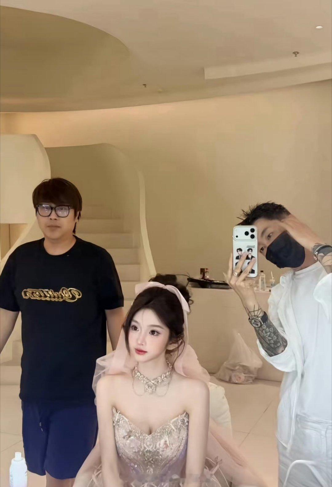 #巴旦木公主疑似出轨#： 巴旦木公主的“出轨”疑云，本质上是一场精心编排的“剧本穿帮”。
从“相识两月闪婚”的纯爱叙事，到Miss直播爆料“两年恋情”的时间线冲突，公众愤怒的焦点并非仅仅在于她是否“脚踏两条船”，而在于这种前后矛盾的叙述，彻底撕碎了网红情感营销的底裤。如果两年前就已相恋， ​