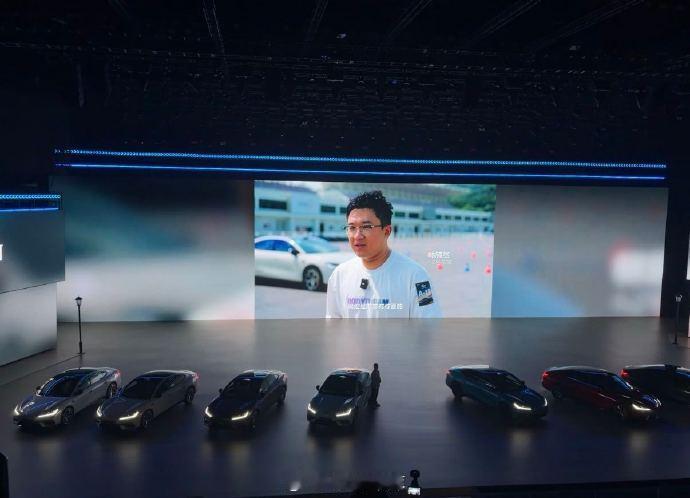 吉利银河 TT 在今天上市，定位 C 级 AI 纯电运动轿车，一共 5 个版型，限时先享价 12.99 万‑18.59 万元，入门版本 CLTC 续航就达到 640km。10 月 7 日前下定，有购置税、保险补贴等多档购车权益，Ultra 版本还有赛道培训等专属礼包。下面来看看核心信息和重点参数。