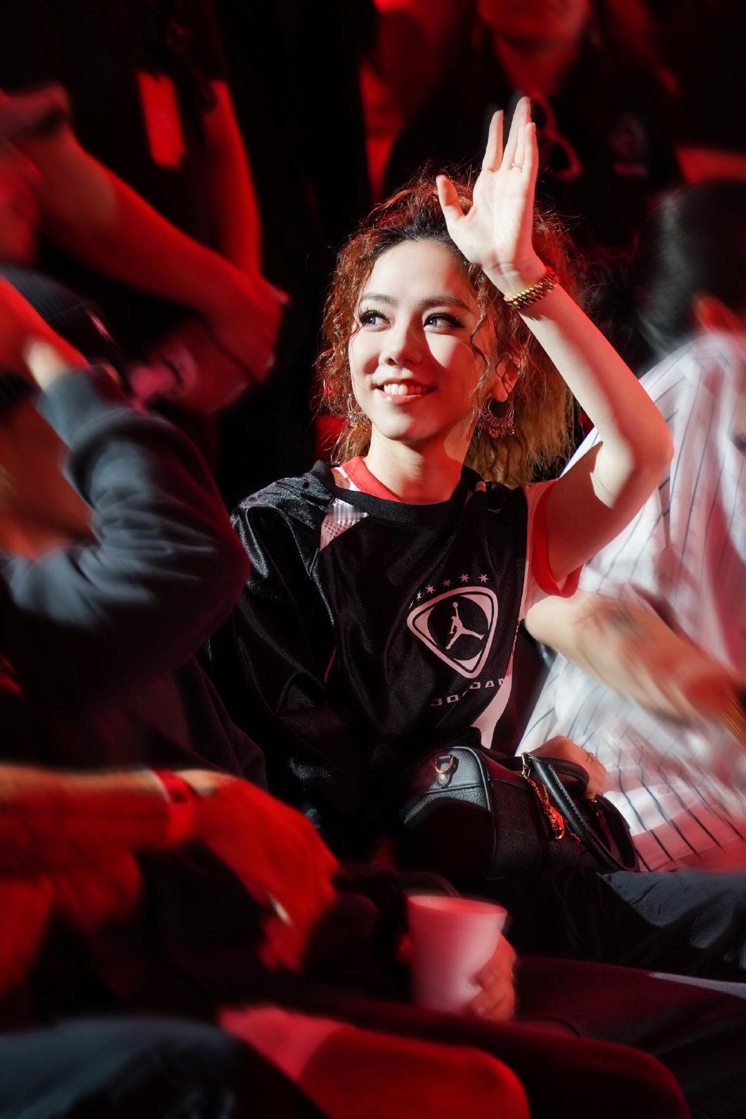 将背着它去看演唱会[女孩儿]#邓紫棋[超话]# ​