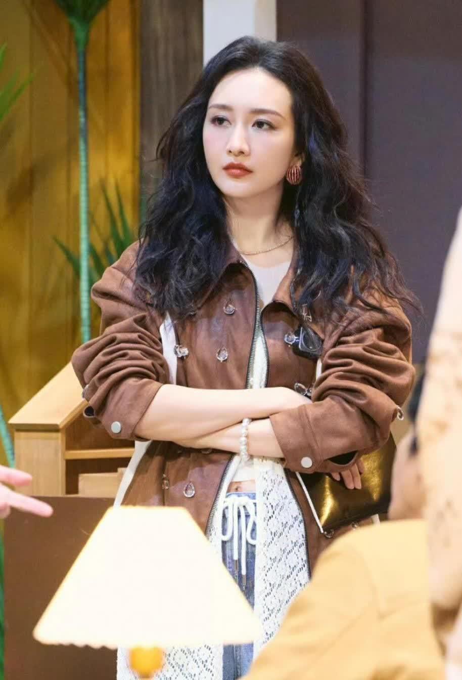 王鸥带火初秋搭配：美拉德外套配阔腿裤太高级 ​