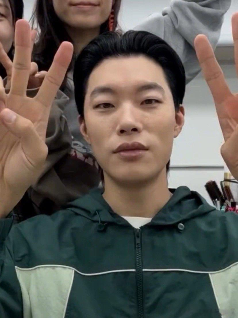 太有梗了被🇰🇷网友笑晕了[泪奔][泪奔][泪奔]
柳俊烈：一动不动
化妆师：努力努力再努力
总结：《累够呛 没变样》哈哈哈哈哈哈哈哈哈

#柳俊烈化妆前后无差别##韩网辣评给柳俊烈化妆# ​
