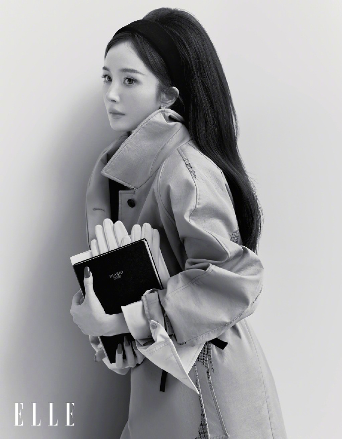 杨幂 十三年连登坐镇ELLE金九！身着 PRADA 2026 秋冬系列，出镜 ELLE China 九月刊封面！复古妆发，办公室里的高智感美人～杨幂ELLE金九封面杨幂职场智性天花板