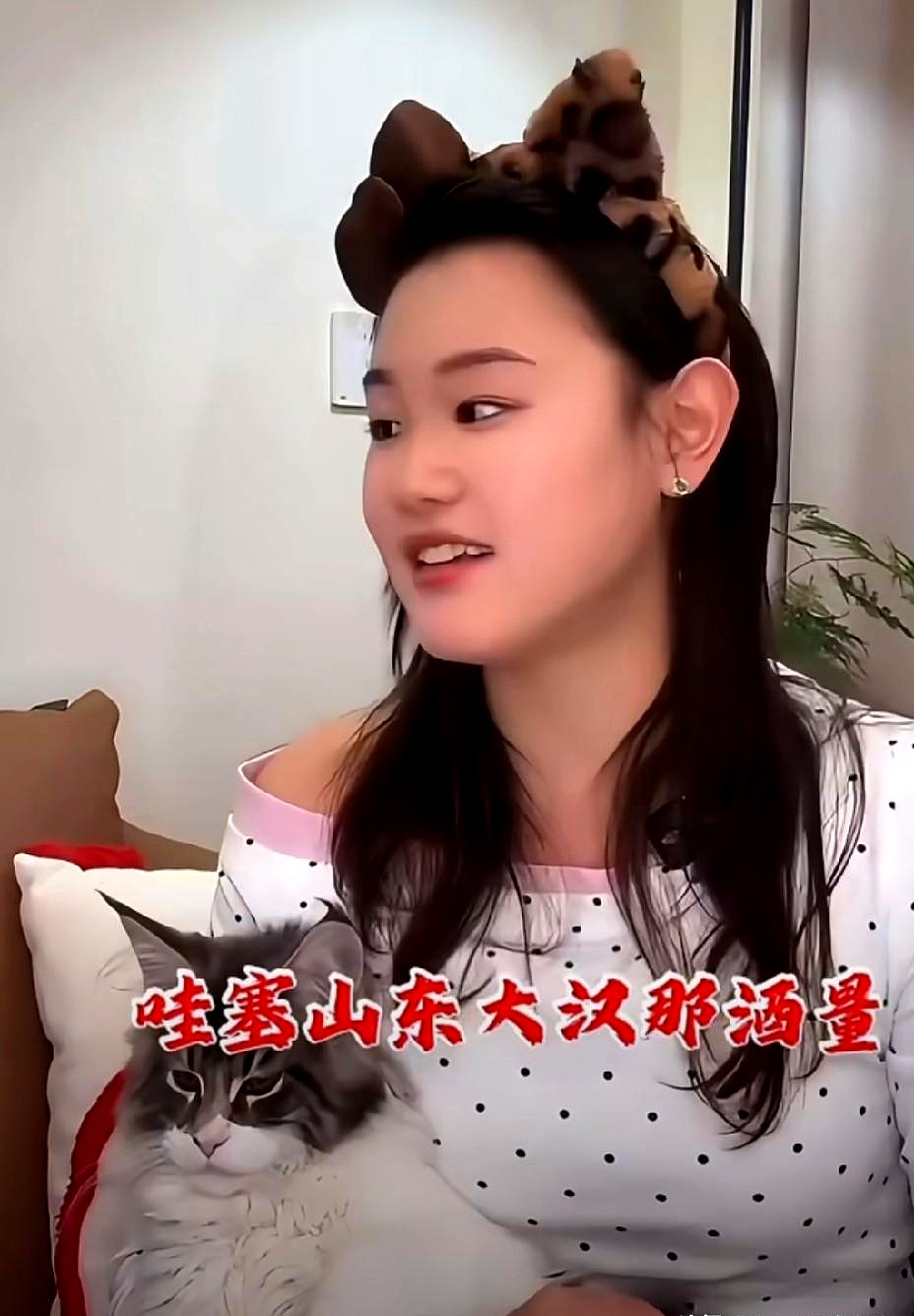 每次看到张家齐一家亮相，她爸爸总是闷声不响躲在媳妇身后，不少人还纳闷这位当爹的怎么毫无存在感
 

原来张家齐早就给大伙揭过底，她爸是个山东人，平日里特爱喝酒，而且酒量相当惊人
 

难怪每次露面都像个甩手掌柜，合着心思全挂在酒杯上了，家里的琐事估计全留给媳妇折腾
 

要说培养出个世界冠军不容易，
