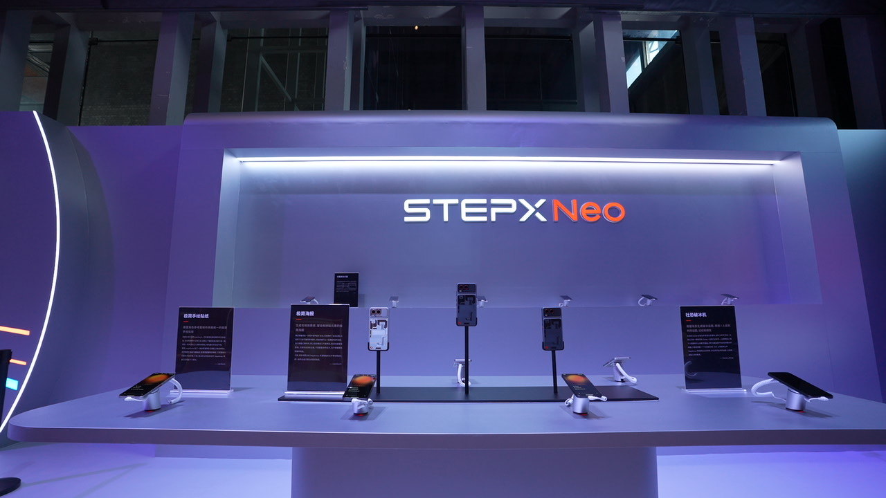 #STEPXNeo智能体手机发布#看完阶跃终端这场发布会，说实话我被STEPX Neo先行版这手机整兴奋了。不是那种堆参数的兴奋，是它真把“智能体”从PPT里抠出来塞进了手机，而且是从感知、交互到系统架构都为Agent重新设计的“Agent Native”新物种，不只是加了几个AI功能的手机。

最戳我的是它的智能体原生N ​