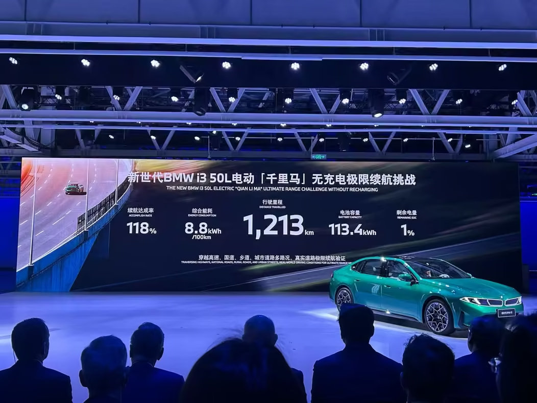 #差评说车# 这年头，新能源没个1000公里续航都不好意思出来宣传了。。。好像高端新能源车卷来卷去，最后又绕回到了朴实无华的续航上。 ​