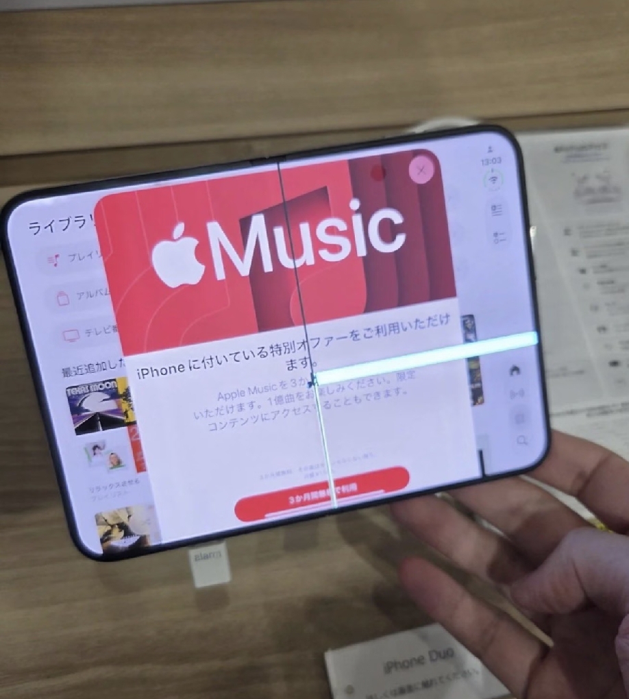iPhone Duo上手一小时出现折痕漏液？根据网络爆料，一些刚入手iPhone Duo的用户，在使用几小时后，屏幕就出现了裂纹和漏液，这不像偶发品控，更像苹果拿做直板机的洁癖去做折叠屏，撞上了物理天花板。折痕能靠一层磨砂膜“美颜”，裂痕和漏液却藏不住！一小时就翻车，问题不在用户手重，而在苹果高估了