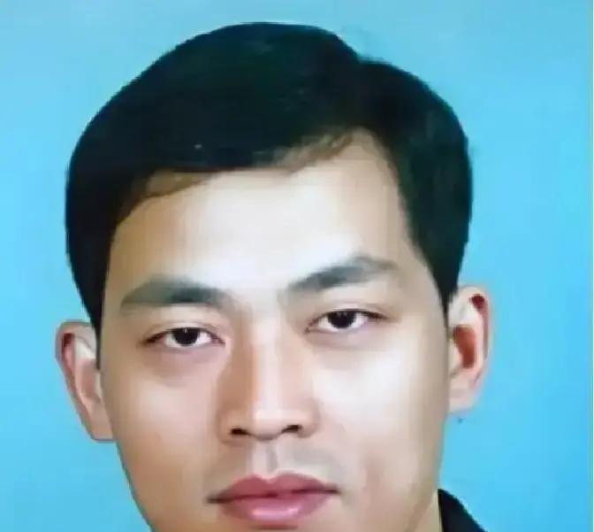 1997年8月15日，37名武警悄悄潜入了龙合村，打算将悍匪万光旭逮捕归案，可没想到因为一个小失误，万光旭被突然惊动，双方随即开始了2个小时的激战，最终付出了沉重的代价……
领队的武警中队长王志刚正蹲在田埂后面，耳机里传来沙沙的电流声。队员刘卫国的声音压得很低：“报告，前院已就位，屋内没动静。”王志