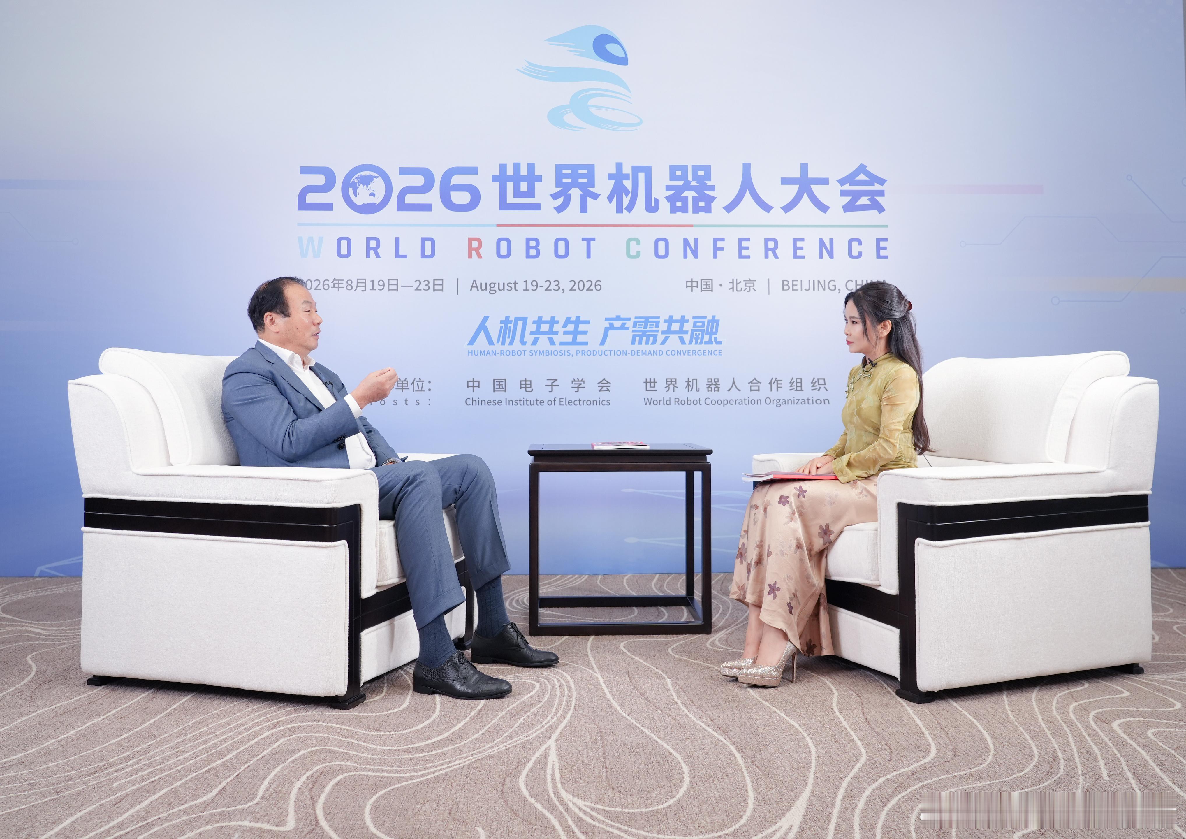 #主持人刘美希[超话]#  2026世界机器人大会重磅专访✅对话国际机器人领域权威专家——席宁教授
香港大学机器人与自动化讲席教授、中科院特聘研究员、IEEE Fellow，深耕智能机器人、纳米操控、具身智能数十年。本次专访围绕人形机器人商业化困境、上市企业股价波动、全球AI产业格局、中外科创发展机遇展 ​