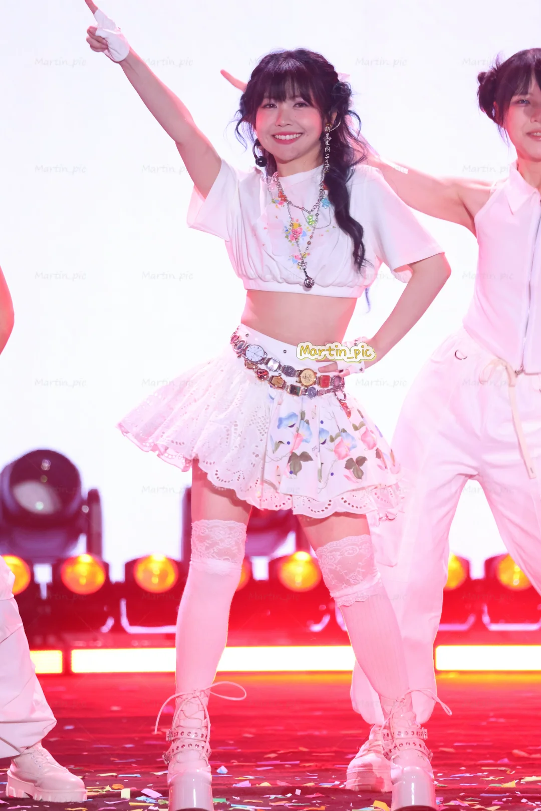 赖美云夏日游音节舞台生图 活力美少女