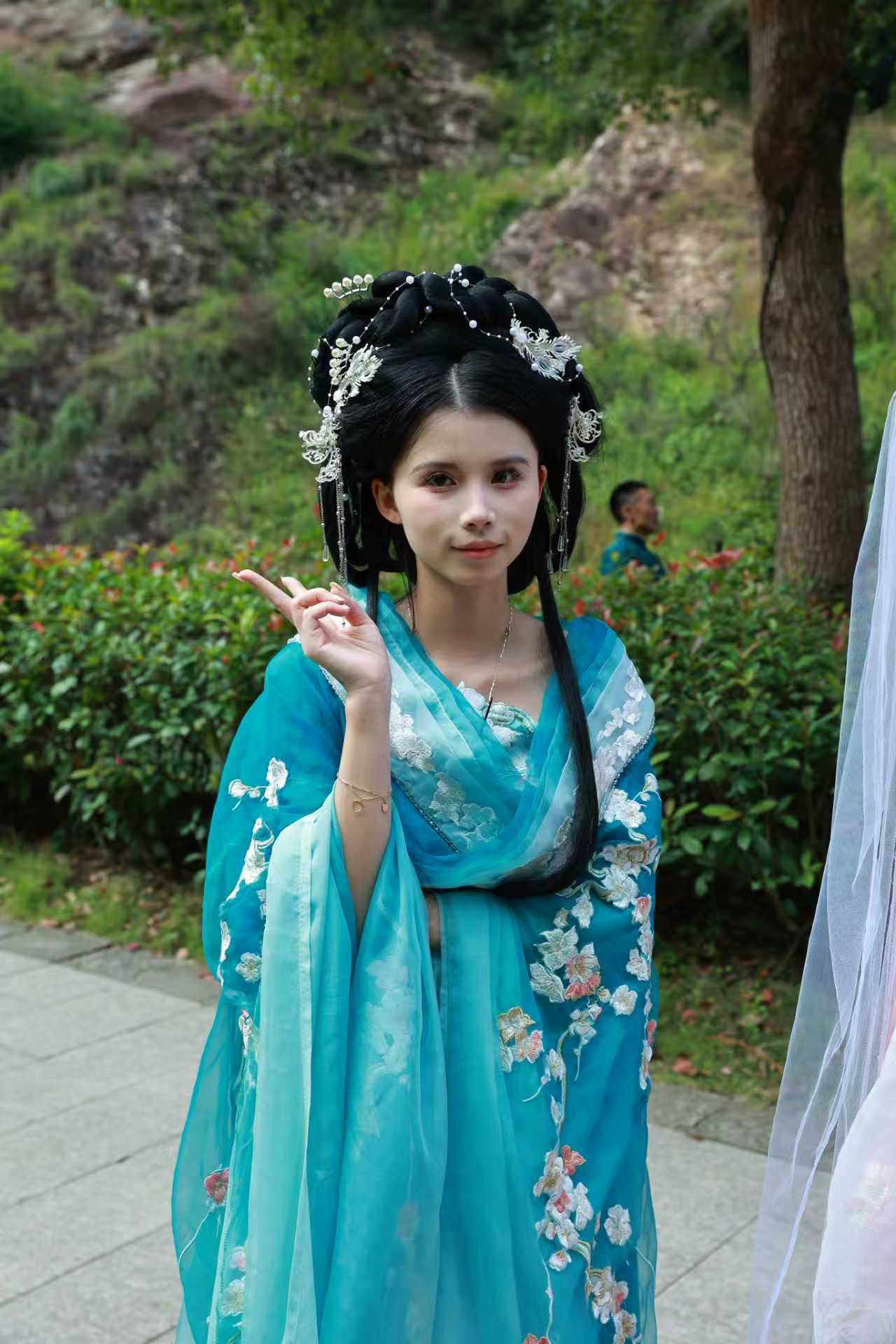 古风少女，花间漫步，优雅动人