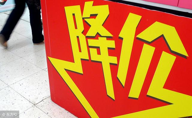 2026年下半年国内燃油车开启大范围降价，豪华品牌让利幅度最大，部分车型价格直接腰斩，合资燃油车跟着跟进降价，长久以来稳定的燃油车定价体系被彻底打乱。
新能源汽车市场不断扩张，持续挤压燃油车的生存空间，这是燃油车被迫降价的核心原因。今年五月国内新能源车零售渗透率已经超过六成，销量靠前的车型榜单里，已