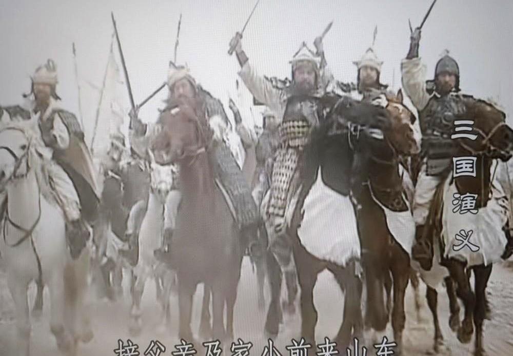 94版三国演义播了三十年，糜竺一张嘴，硬生生给孔融升了个“太宗”的辈分。

这句离谱台词就藏在糜竺求援那场戏里。他脱口而出求“太宗”发兵。底下的字幕将错就错，连个掩饰都没有，直接印着太宗俩字播了出去。

翻开原著第十一回，人家明明喊的是明公。当时的孔融只是个北海太守，离太宗差了十万八千里。剧组忙中出