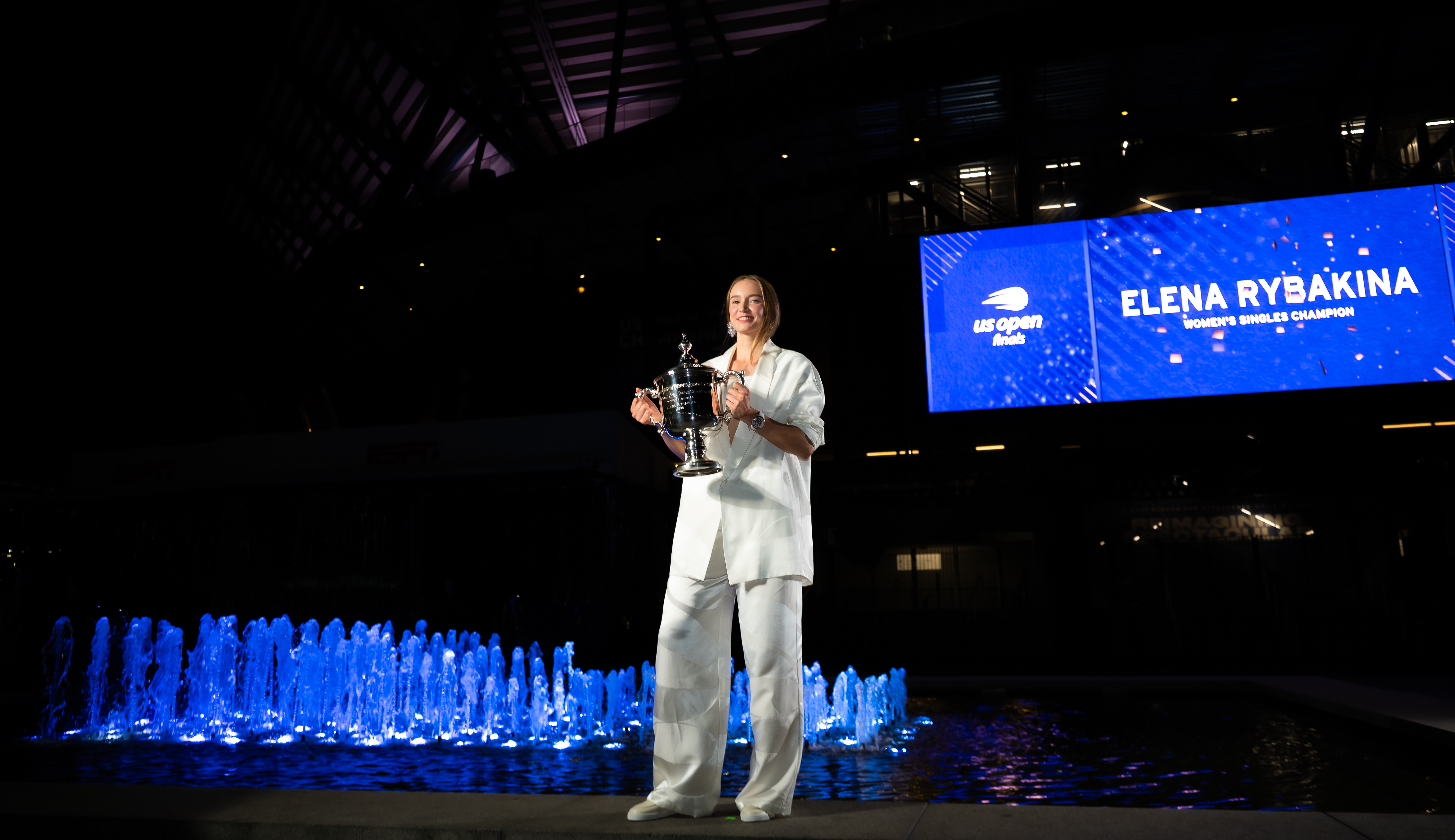 #球员声音# 美网夺冠后，谈到了夺冠感受、和萨巴伦卡的竞争关系、如何庆祝以及接下来的目标👇

⭕️过去一年赢得年终总决赛、赢下澳网、登上世界第一，现在又拿到了美网冠军，一年前发生了什么让你改变，并开启了这段旅程？你做了哪些调整？当时你觉得这一切是可能实现的吗？ ​
