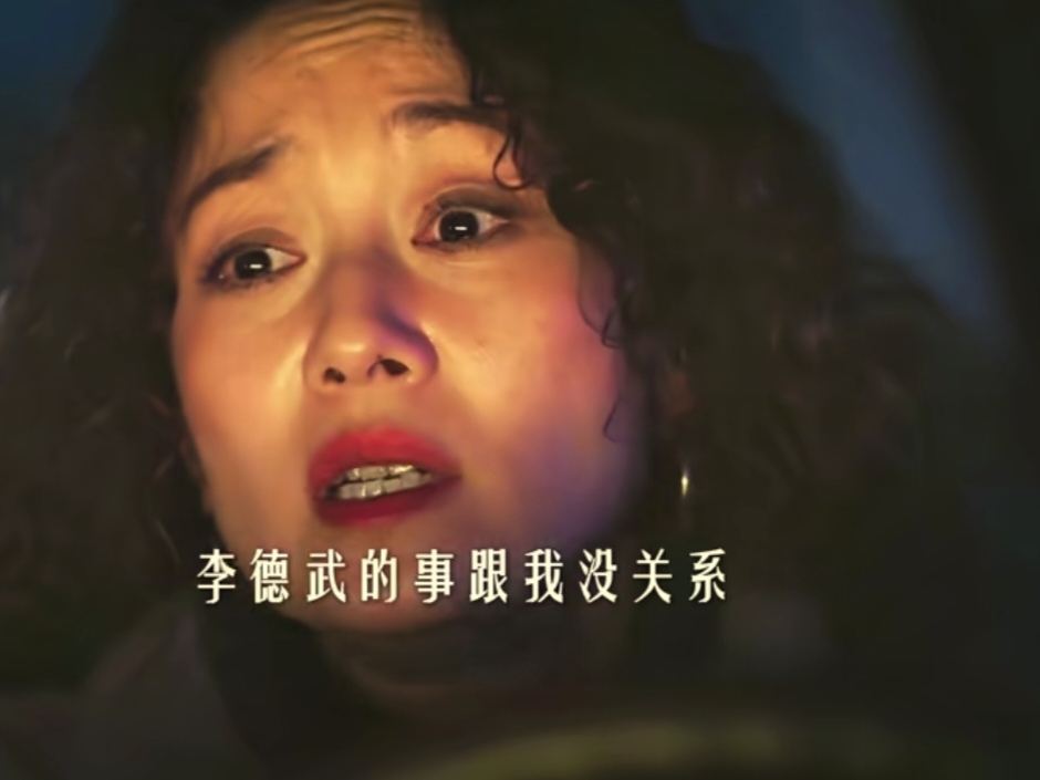 今天首播的悬疑剧《余红旧事》中马伊琍这个扮相看着有点显老啊，差点没认出来…
 
她演的阔太太陈红被刘阳（张哲华饰演）控制在车里，开始也是吓得够呛[捂脸]
 
她直接跟对方说，让刘阳干脆给自己一个痛快，对方从一开始就没打算让自己活着。
 
刘阳也没绕弯子，直接提出拿钱就能放她走，开口就要十万。
 
陈
