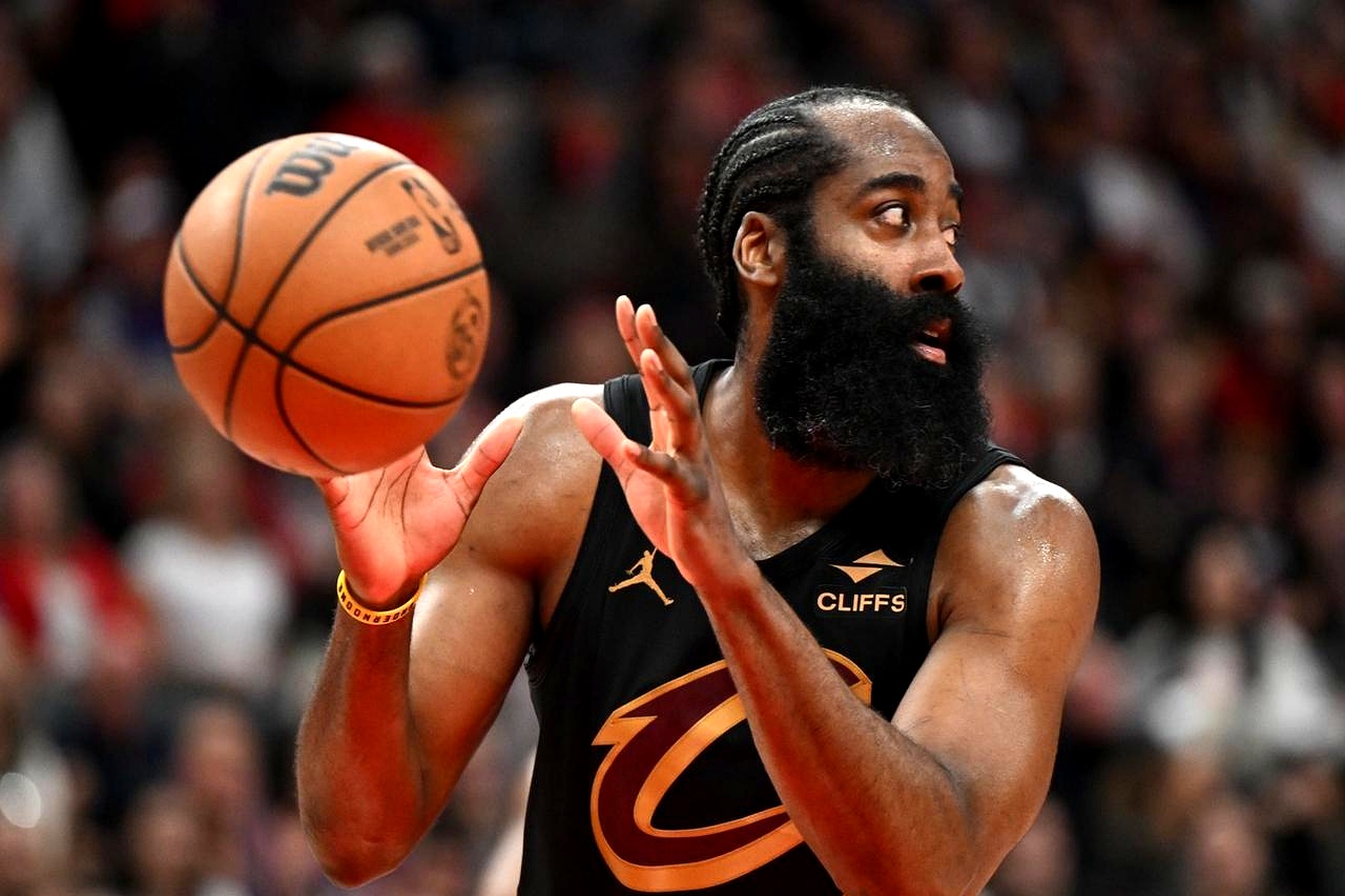 哈登又一次站到了天王山面前。    骑士2-0开局大好，转头就在客场被...