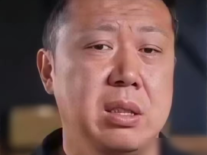 胡金秋全场就抢2个篮板，三大中锋加起来场均1个盖帽，这球还怎么打。
名古屋亚运，男篮第四，12年来头一回连领奖台都摸不着。周琦、王哲林一个没来，内线就剩胡金秋带着俩年轻小将硬扛。场均篮板没一个超过4.3个，对面归化中锋往篮下一站，咱们顶不动、抢不着、盖不了。
王治郅说得透：高强度对抗下战术跑死了