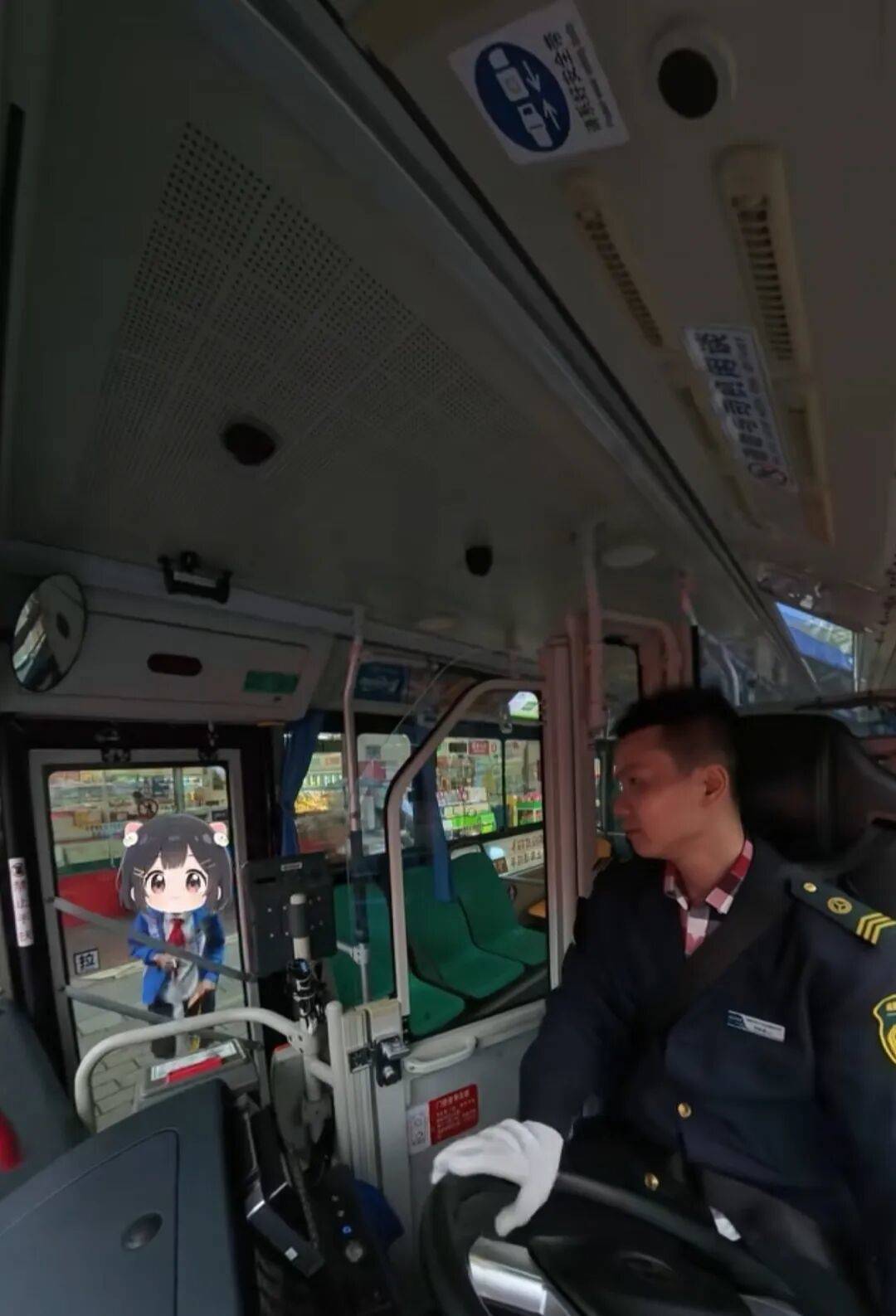 全网暖心一幕！小学生狂奔追公交，司机温柔操作看哭无数人❤️
现在的暖心瞬间，真的藏在城市的大街小巷。
一段公交车实拍视频悄悄刷屏网络。
没有刻意的剧本设计。没有刻意的流量炒作。
简简单单的日常画面，治愈了无数网友的内心。
 
清晨的上学路上。车流平稳有序通行。
一名背着书包的小学生，一路小跑追赶前方