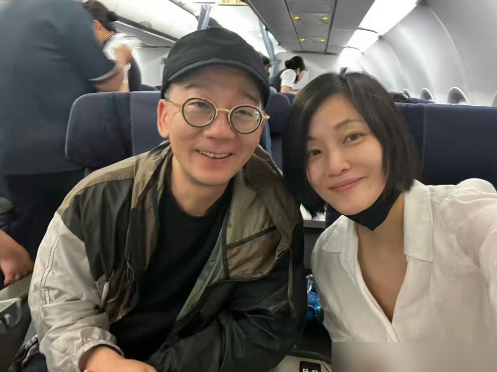 三十年，两张脸，同一股劲儿。郭柯宇晒出和陈创的合照，一张旧得发黄，两张新得冒热气。
照片里，当年青涩得能掐出水，现在满脸都是褶子。可评论区没人唏嘘变老，全在说：这俩人往那一站，戏就来了。
新剧《兰香如故》里，他俩演底层苦命夫妻，换孩子那场戏，没一句台词，眼神一对，观众眼泪直接砸下来。谭松韵私下管