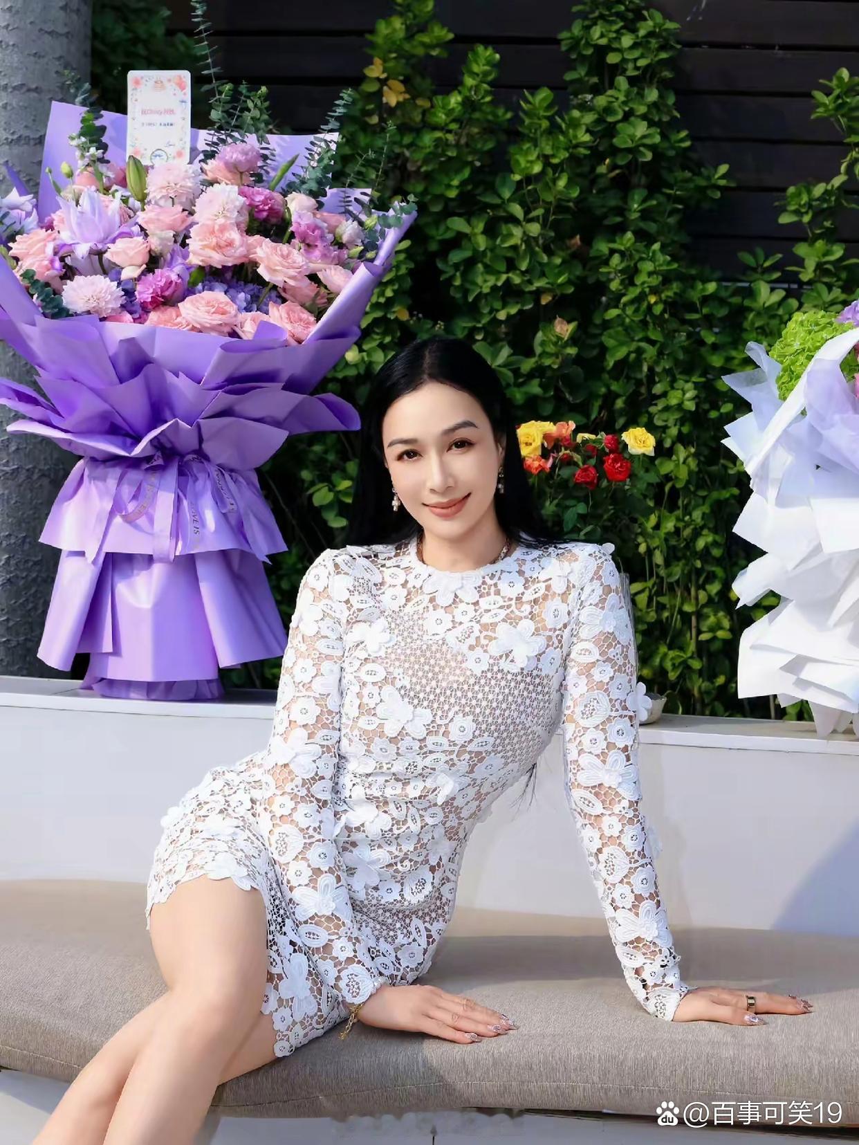 钟丽缇庆祝56岁生日，二女儿Jaden特意回国，陪妈妈庆祝！ 
不得不说钟丽缇真的很有福气，几个女儿个个出落得亭亭玉立，都成长得很好。而56岁的钟丽缇状态也格外能打，看着反倒比从前更显年轻。
她比张伦硕大12岁，两人结婚马上就快满十年，同框站在一起丝毫没有年龄带来的违和感，这么多年相处一直和和 ​
