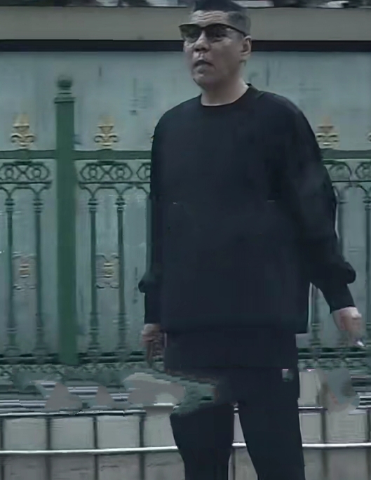 59岁屠洪刚在街边吸烟，他以前身形挺拔高大，身形健壮，头发乌黑浓密，戴着墨镜，虽然脸上多了些皱纹，但是依然气场十足！（图片来源于网络，有侵者删）