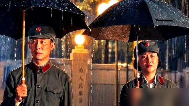 陈飞宇在片里吼那句“这天下都是我们家老爷子帮着打下来的”，热搜直接炸了。
导演陈思诚跑哈尔滨路演，当面把这事说透了。他说台词是原剧本早写死的，1983年的角色设定，不是看人下菜碟临时加的。
这角色就是个活在爹阴影里的疯子，自卑到骨子里，才拿这话当刀子捅人。陈思诚还补了一句，选完角他专门找陈凯歌通