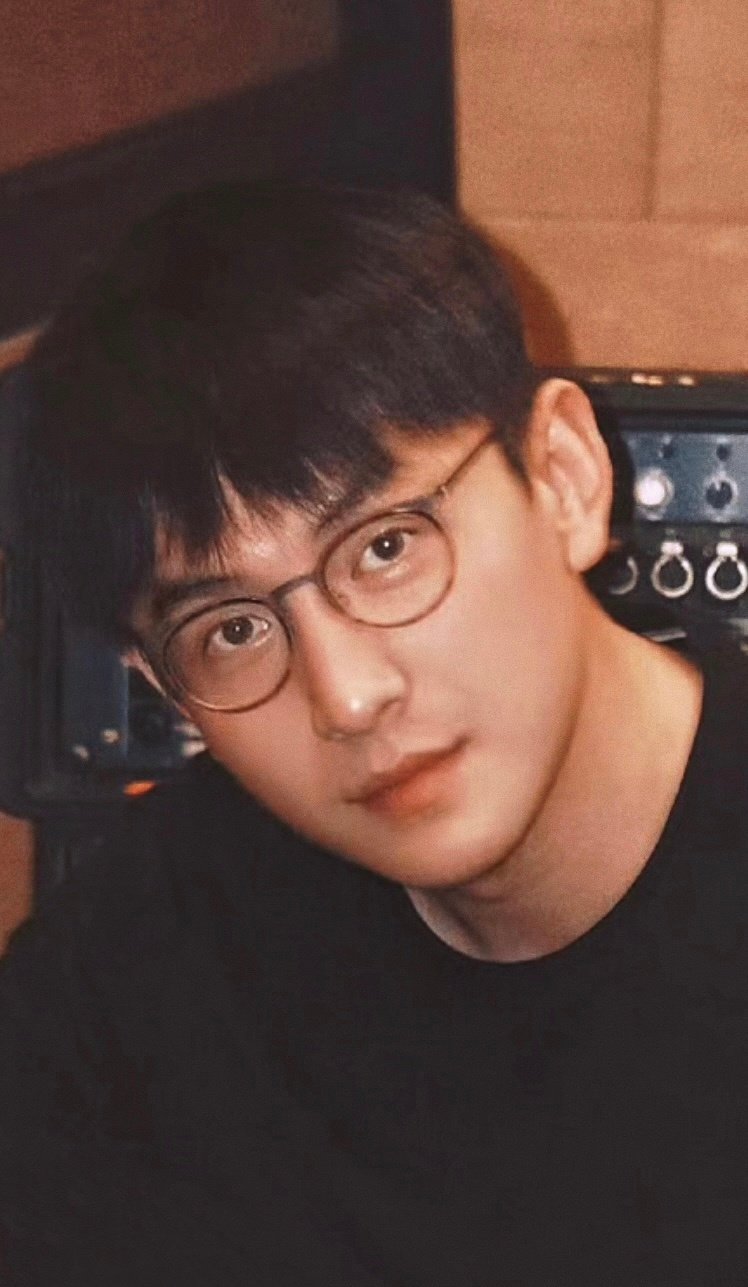 #演员刘萧旭[超话]#  

幸福不是瞬间消散的烟花，它可以扎根，然后慢慢蔓延。

祝好，。 ​