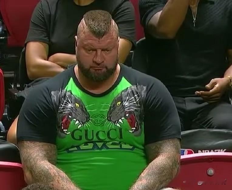 大哥来了！约基奇可以放开手脚的干了！ 上一场比赛最后一个回合，约基奇和...