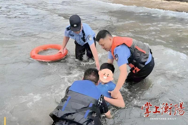 【少年赌气跳河欲轻生，耒阳警民及时救援化险为夷】6月20日，一名少年与...