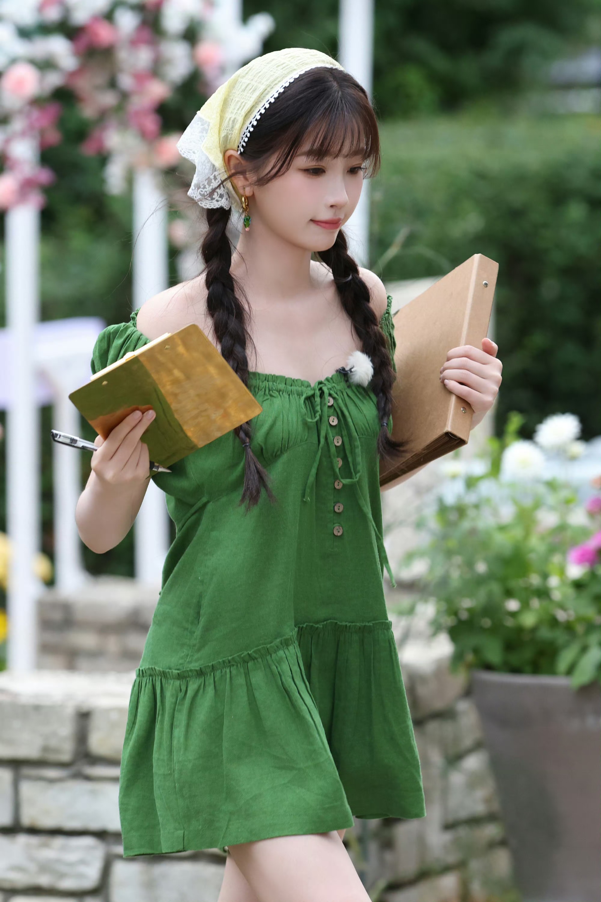 夏日清新穿搭，绿意盎然，花丛中的少女！