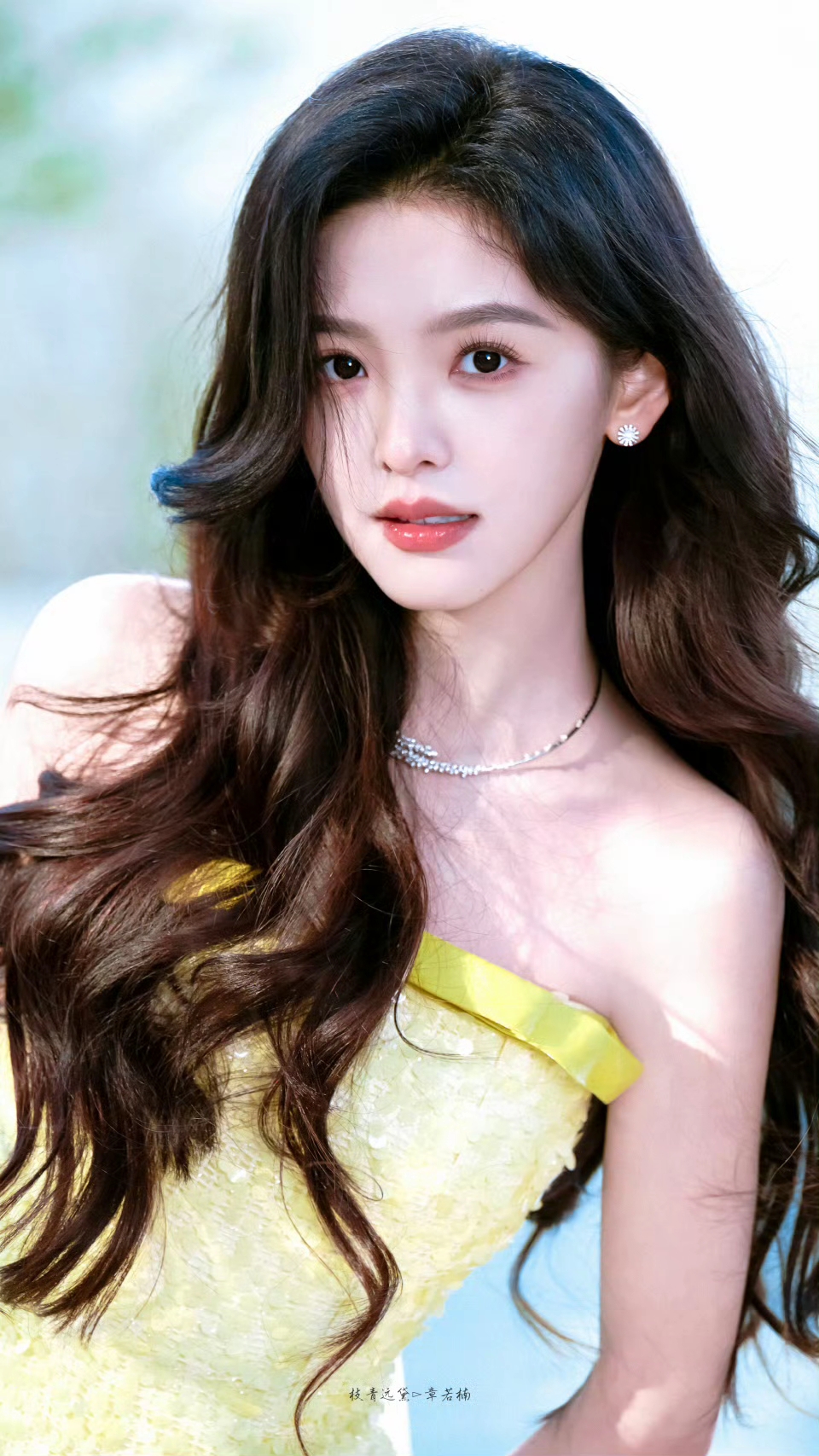 章若楠化身明媚少女，鹅黄色抹胸裙美出新高度！  哈喽，各位小仙女们！今...