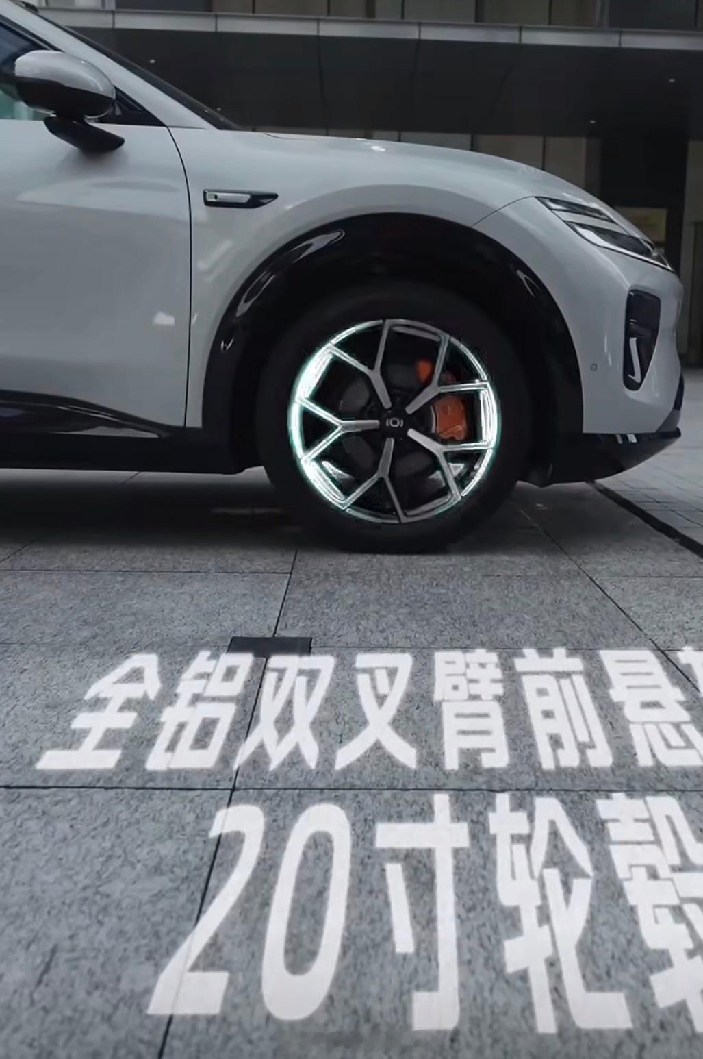 实拍启源Q06｜颜值与硬实力都在线

初见启源Q06，这套外观设计很有辨识度。贯穿式微笑大灯横向铺开，线条干净利落，低风阻车顶激光雷达没有突兀的隆起，整车姿态舒展，跨界SUV的车身比例看着很协调。20寸轮毂搭配橙色卡钳，运动氛围感直接拉满，实车视觉效果比图片更耐看。

坐到车内，最直观的感受就 ​