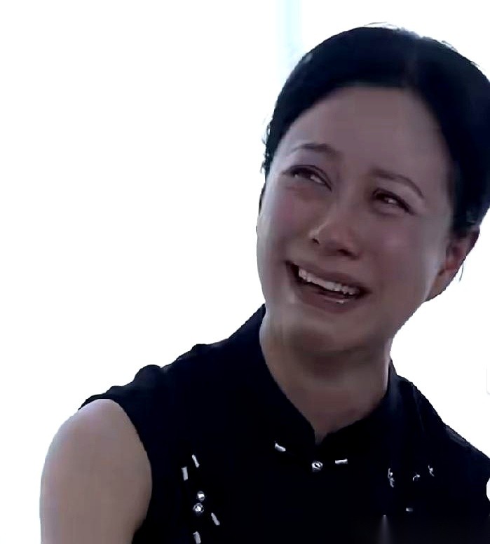 内娱现在提起倪虹洁，早就不是当年那个贴着身材标签的内衣广告女郎了。
谁能想到，一个靠拍身材广告敲开影视圈大门的人，现在演起戏来，能可怕到这个地步。当年一部《武林外传》，全国上下都认得了那个喊着“放着我来”的祝无双。打那以后，她接的戏不算铺天盖地，但只要镜头一扫过去，那股子戏感根本压不住。
到了《装腔
