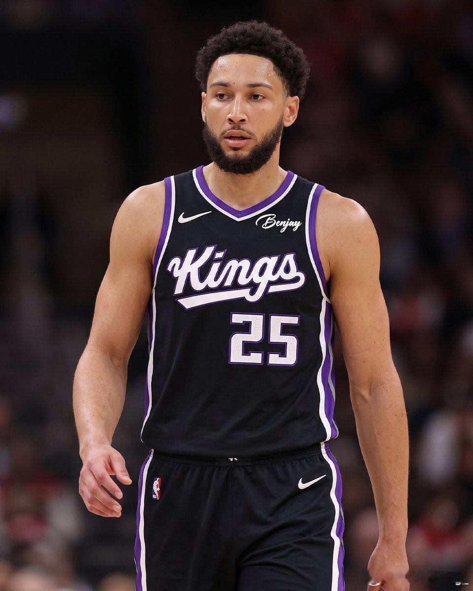 突发新闻：本·西蒙斯与国王队达成一份为期一年350万美元的合同。
三届NBA全明星西蒙斯在缺席整个2025-26赛季后，将重返NBA迎来他的第10个赛季。这位前全明星NBA后卫将在萨克拉门托国王获得另一番机会，他希望借此重启自己的职业生涯。#本西蒙斯加盟国王##本西蒙斯一年350万加盟国王队##本西蒙斯##NBA# ​