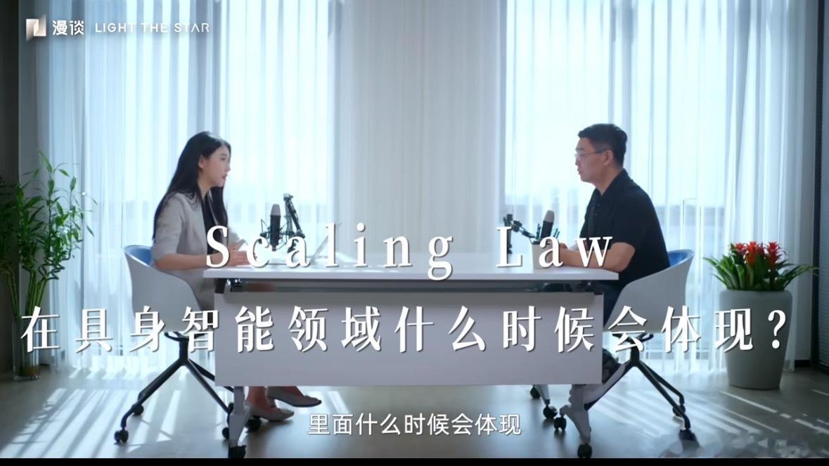 现在各大厂都在搞人形机器人运动会，其实真不全是为了宣传。

跑步、跨栏、过障碍，特别考验平衡控制，稍有不慎直接摔倒，普通静态演示根本测不出这些问题。办比赛相当于高强度实战练兵，能快速找出算法和硬件的漏洞。

当然品牌展示技术实力这方面也确实存在。不过话说回来，赛场环境都是精心布置好的 ​