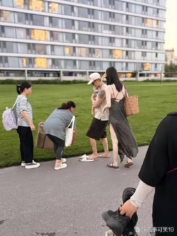 网友偶遇陈伟霆、何穗夫妻俩现身阿那亚度假。陈伟霆化身奶爸，小心翼翼怀抱...