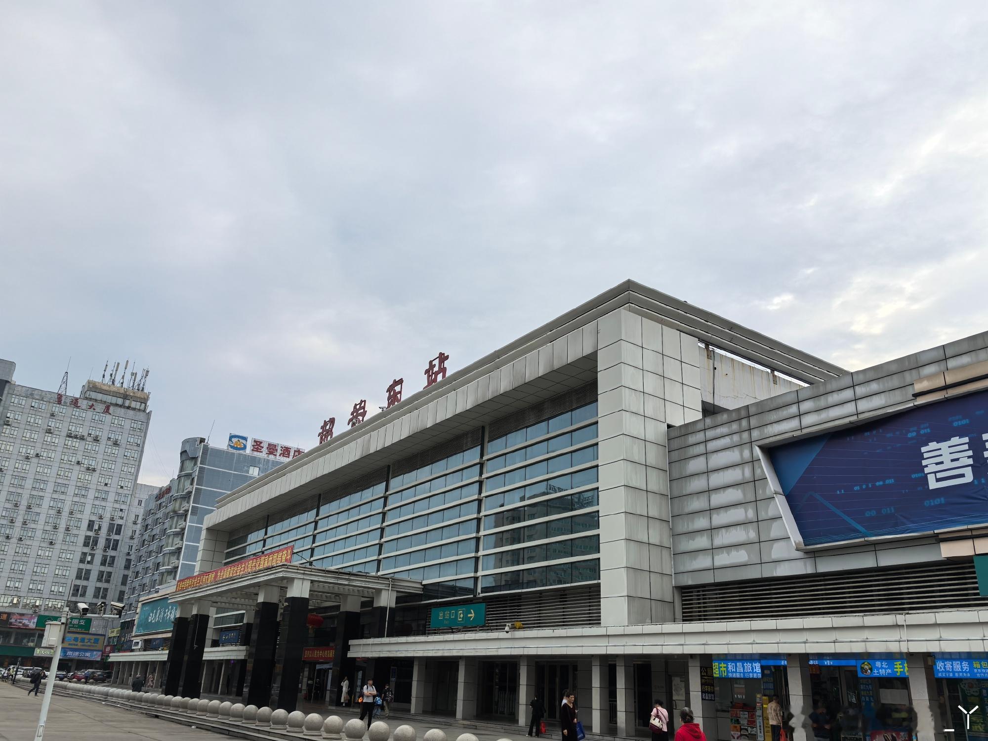 记忆中最后一次加入绿皮火车春运人潮在2000年，北方大雪致大批火车停运...