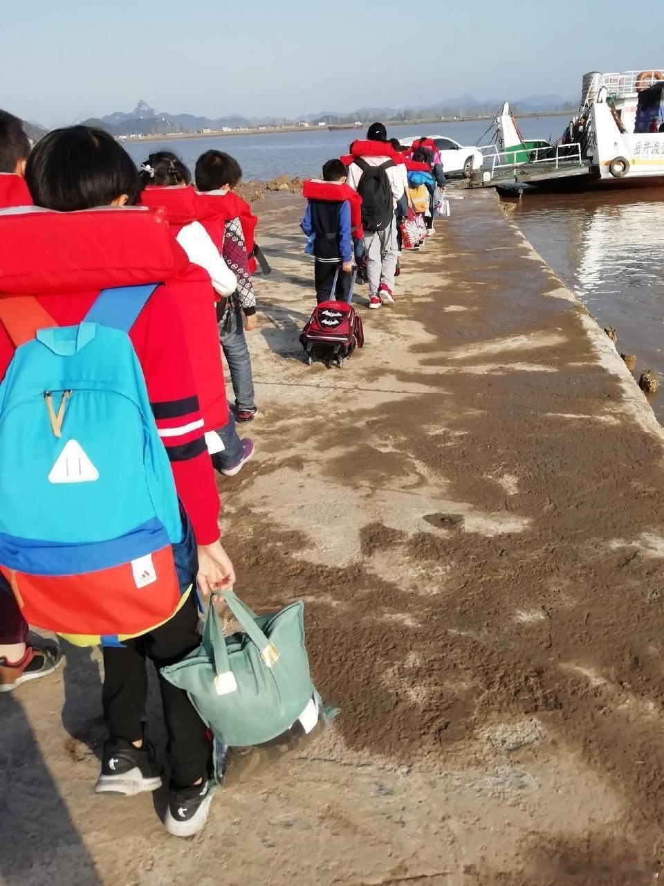 #宁波宁海教师二十年接力守护学生求学路#
一座海岛，一艘渡轮，一群老师，一段跨越二十年的守护。2002年隔洋塘小学撤并，46名孩子需跨海求学，岳井小学的老师们自发组成“摆渡人团队”——码头接送、海上护航、留宿陪伴，一茬接一茬接力坚守。潮起潮落，轮渡虽已停运，师者大爱永存。致敬平凡而伟大的 ​
