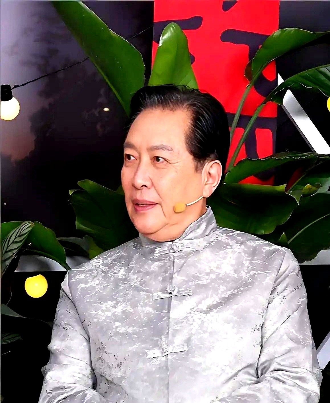 74岁的唐国强，居然扎进横店拍起了竖屏短剧。

同龄老演员还在挑刺端架子，于和伟、胡歌跟他说话都得仰着头，他倒好，顶着大太阳穿中山装，围着一帮二三十岁拿手机拍的小年轻乐呵呵念诗。网上把他演的诸葛亮剪成鬼畜，他非但不恼，还公开喊话欢迎多剪，转头又拉着老搭档去录播客聊当年旧事。

人不是长了皱纹才变老的
