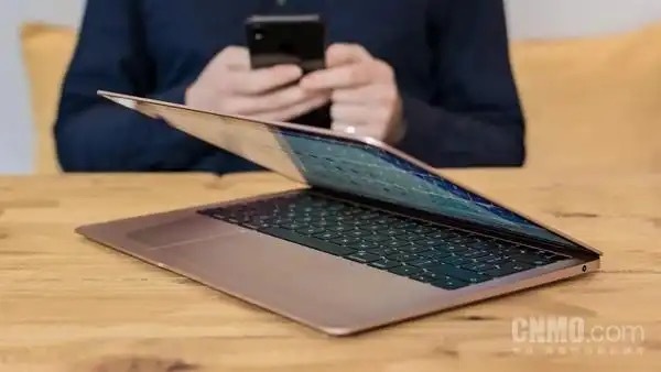 【#三款英特尔Mac正式停产# 】9月1日，苹果将2017款13英寸MacBook Pro、2018款13英寸MacBook Pro、2018款Retina MacBook Air从“过时产品”移至“停产产品”名单。停售满七年后，这三款设备正式失去官方硬件维修支持资格。
与此同时，下一代macOS将仅支持自研芯片设备。从2020年M1芯片发布，到2023年最 ​