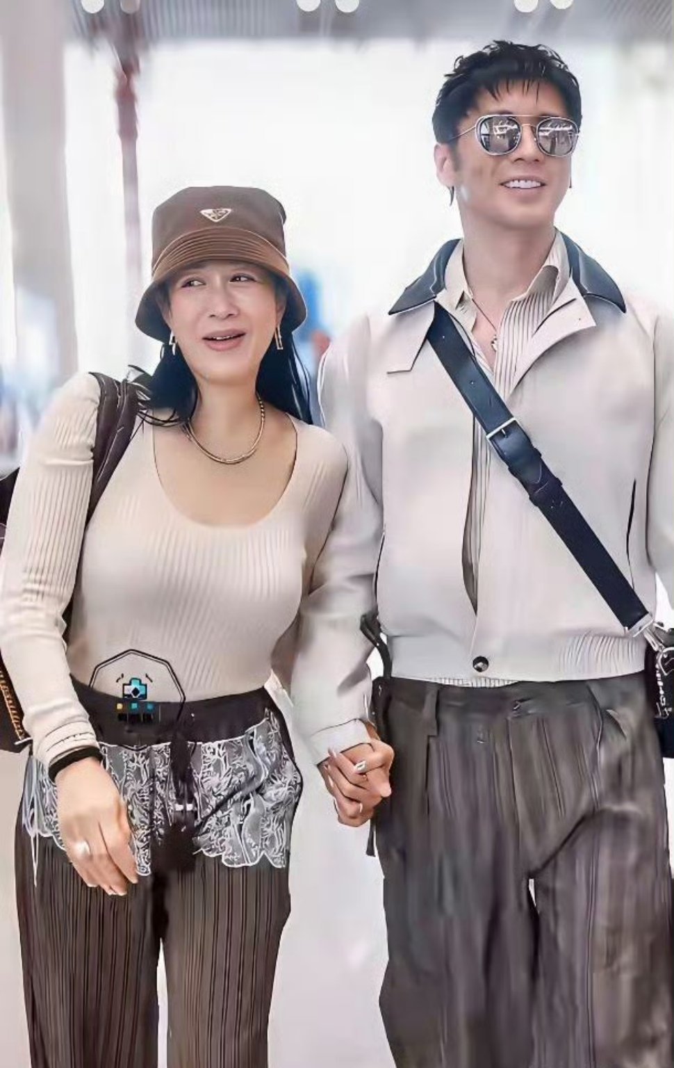 56岁的钟丽缇机场被拍，旁边40出头的张伦硕腰板挺直。评论区又炸了：像母子。 ​​​