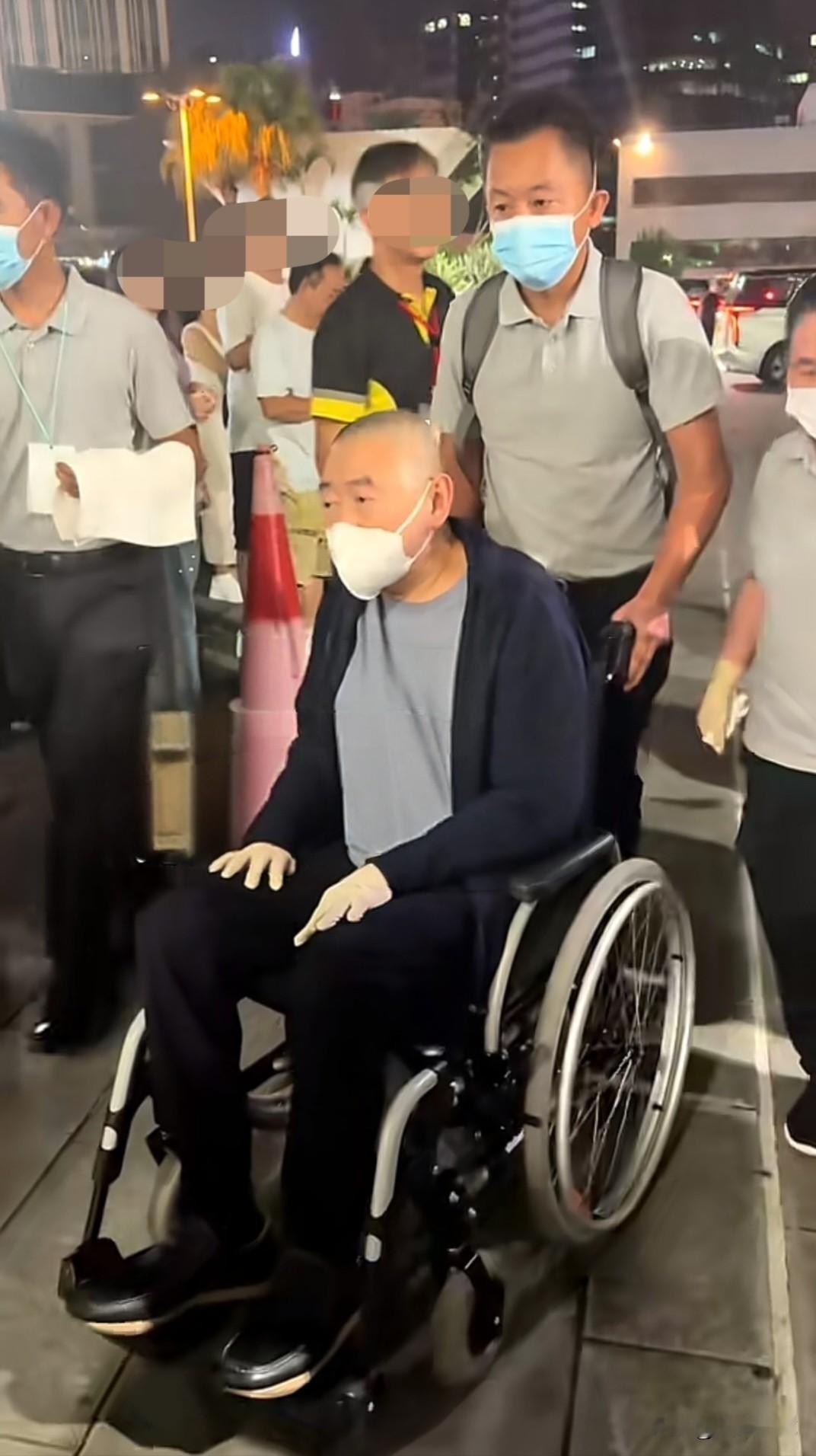 9月11日，刘銮雄低调现身香港红馆看谭咏麟的演唱会。脸上没有老年斑，面色红润，体态有些发福，但依旧有洁癖，全程戴着白手套。如今出行基本依靠轮椅，身边配有专人照料，但这次露面精神气色还算稳定，整个人明显收心了。

左右随行人员手里备着毛巾，因为有严重洁癖，从不喜欢和外界直接接触，生活细节格外讲究。