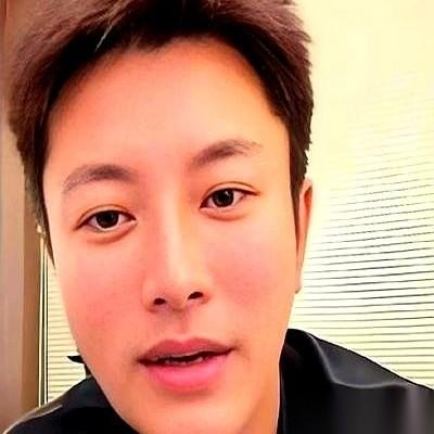 贾乃亮自曝8年没戏拍，直播间里那句话才是真狠
贾乃亮自曝整整8年没有剧组找他拍戏。2026年6月他在直播间说，上演长辈演不了，下演偶像够不着。
这话说得太直了。一个拿过华鼎奖的男演员，当着几万人的面把自己的天赋摊开来讲。不是诉苦，是算账。算的是自己在片场门口那个位置上，还能耗几年。
片场外的8年，直